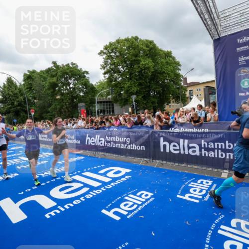 29.06.2025 - hella hamburg halbmarathon Zöllner http://msf.ph/oto/8440936 29.06.2025 10:56:06 Ziel 1180, 3042, 3058, 5570, 7594, 12545, 14867, 15184, 15868, 16176, 17640, 17642, 18212 meine-sportfotos.de
