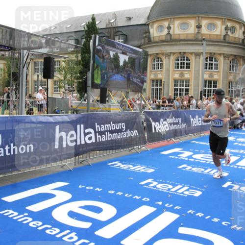 29.06.2025 - hella hamburg halbmarathon Michael Strokosch http://msf.ph/oto/8440981 29.06.2025 10:24:18 Ziel 5612, 6816, 7331, 18569 meine-sportfotos.de