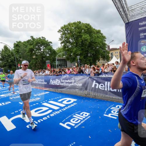 29.06.2025 - hella hamburg halbmarathon Zöllner http://msf.ph/oto/8441011 29.06.2025 10:56:07 Ziel 1180, 3042, 3058, 4594, 4813, 5570, 7594, 12545, 14867, 15184, 16176, 17640, 17642, 18212 meine-sportfotos.de