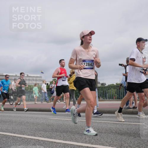 29.06.2025 - hella hamburg halbmarathon Luisa Fischer http://msf.ph/oto/8441039 29.06.2025 10:21:51 Kennedybrücke 6413, 5266, 5910, 526, 154, 10467, 12847, 184, 1521, 3202, 3321, 3591, 3592, 5049, 5264, 5266, 5611, 5733, 5910, 6413, 7214, 7454, 8665, 8799, 9505, 9549, 9658, 10172, 10467, 10502, 10856 meine-sportfotos.de