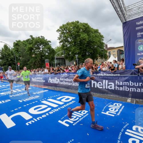 29.06.2025 - hella hamburg halbmarathon Zöllner http://msf.ph/oto/8441076 29.06.2025 10:56:09 Ziel 1180, 3042, 3058, 4594, 4813, 5492, 5570, 7594, 8330, 12545, 17640, 17642, 18212 meine-sportfotos.de