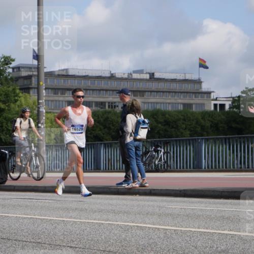 29.06.2025 - hella hamburg halbmarathon Luisa Fischer http://msf.ph/oto/8441121 29.06.2025 09:40:55 Kennedybrücke 16529 meine-sportfotos.de
