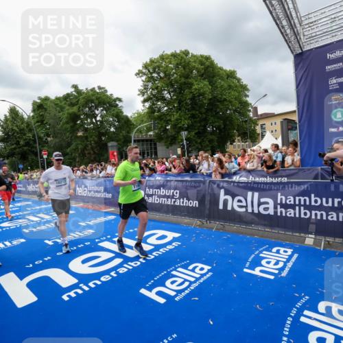 29.06.2025 - hella hamburg halbmarathon Zöllner http://msf.ph/oto/8441124 29.06.2025 10:56:10 Ziel 1180, 3042, 3058, 4594, 4813, 5492, 5570, 7594, 8330, 8639, 9907, 12545, 17640, 17642, 18212 meine-sportfotos.de