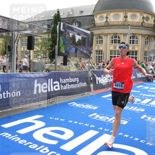 29.06.2025 - hella hamburg halbmarathon Michael Strokosch http://msf.ph/oto/8441125 29.06.2025 10:24:21 Ziel 5612, 6816, 18695 meine-sportfotos.de