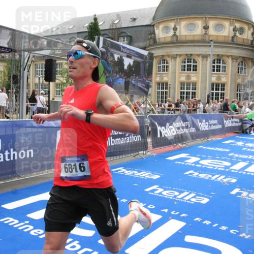 29.06.2025 - hella hamburg halbmarathon Michael Strokosch http://msf.ph/oto/8441154 29.06.2025 10:24:22 Ziel 5612, 6816, 18695 meine-sportfotos.de