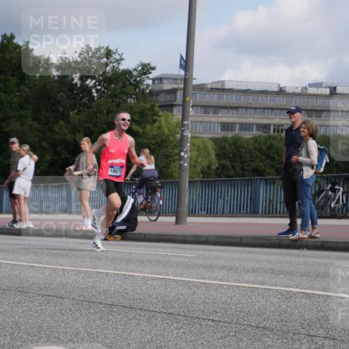 29.06.2025 - hella hamburg halbmarathon Luisa Fischer http://msf.ph/oto/8441163 29.06.2025 09:41:09 Kennedybrücke 19072, 4524 meine-sportfotos.de