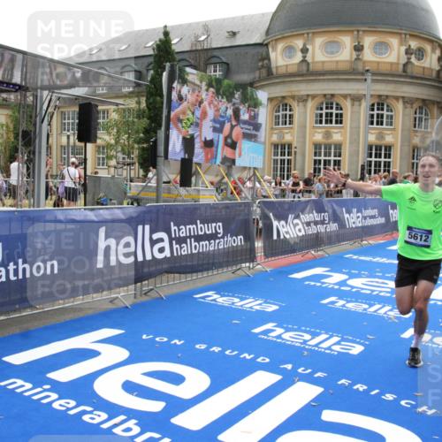 29.06.2025 - hella hamburg halbmarathon Michael Strokosch http://msf.ph/oto/8441178 29.06.2025 10:24:22 Ziel 5612, 6816, 18695 meine-sportfotos.de