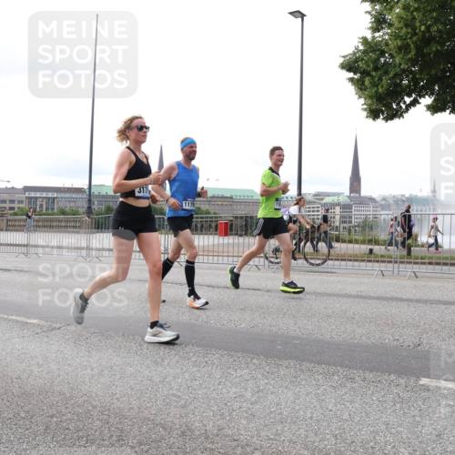 29.06.2025 - hella hamburg halbmarathon Lena Gebhardt http://msf.ph/oto/8441179 29.06.2025 10:29:24 Lombardsbrücke 317, 1179, 1063, 1230, 1661, 1869, 2688, 3179, 3311, 3524, 4161, 4349, 4362, 4373, 4395, 4982, 6285, 6345, 6725, 7169, 7449, 7517, 7832, 8048, 8812, 9714, 10198, 10322, 10641, 10808, 10996, 11249, 11269, 11634, 11792, 11803, 11989, 12086, 12099, 12216, 12404, 12442, 12958, 13090, 13382, 14644, 15952, 15955, 16306, 16659, 16662, 16673, 16676, 17496, 17945, 18298, 18299, 18414 meine-sportfotos.de