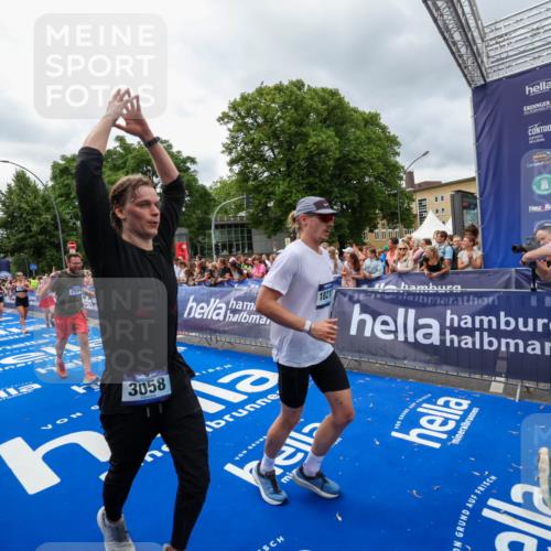29.06.2025 - hella hamburg halbmarathon Zöllner http://msf.ph/oto/8441225 29.06.2025 10:56:11 Ziel 1180, 3058, 4594, 4813, 5492, 5570, 7594, 8330, 8639, 9907, 12545, 14363, 17640, 17642, 18212 meine-sportfotos.de