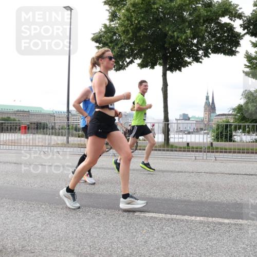 29.06.2025 - hella hamburg halbmarathon Lena Gebhardt http://msf.ph/oto/8441251 29.06.2025 10:29:24 Lombardsbrücke 1063, 1230, 1661, 1869, 2688, 3179, 3311, 3524, 4161, 4349, 4362, 4373, 4395, 4982, 6285, 6345, 6725, 7169, 7449, 7517, 7832, 8048, 8812, 9714, 10198, 10322, 10641, 10808, 10996, 11249, 11269, 11634, 11792, 11803, 11989, 12086, 12099, 12216, 12404, 12442, 12958, 13090, 13382, 14644, 15952, 15955, 16306, 16659, 16662, 16673, 16676, 17496, 17945, 18298, 18299, 18414 meine-sportfotos.de