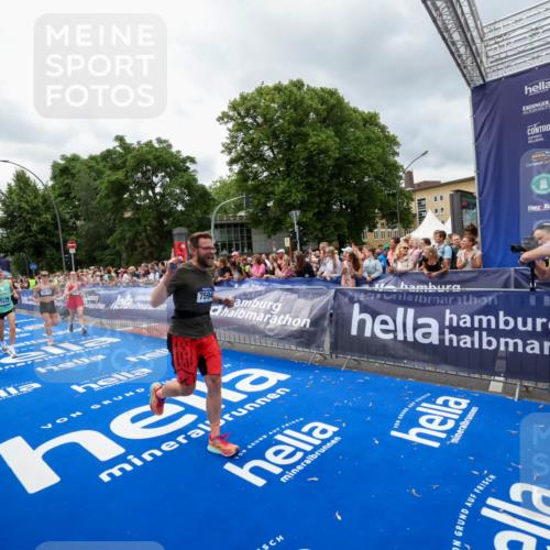 29.06.2025 - hella hamburg halbmarathon Zöllner http://msf.ph/oto/8441271 29.06.2025 10:56:12 Ziel 3058, 4594, 4813, 5492, 5570, 7594, 8330, 8639, 9907, 12545, 14363, 15484, 16113, 16634, 17640, 17642, 18212 meine-sportfotos.de