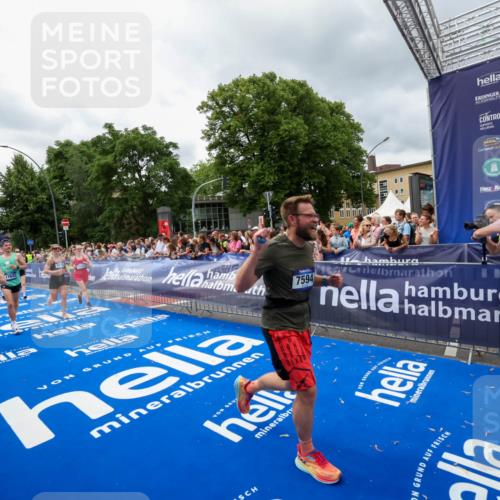 29.06.2025 - hella hamburg halbmarathon Zöllner http://msf.ph/oto/8441301 29.06.2025 10:56:12 Ziel 3058, 4594, 4813, 5492, 5570, 7594, 8330, 8639, 9907, 12545, 14363, 15484, 16113, 16634, 17640, 17642, 18212 meine-sportfotos.de