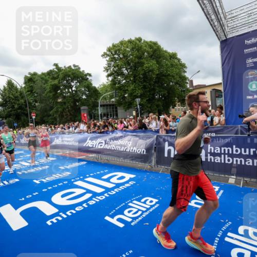 29.06.2025 - hella hamburg halbmarathon Zöllner http://msf.ph/oto/8441310 29.06.2025 10:56:12 Ziel 3058, 4594, 4813, 5492, 5570, 7594, 8330, 8639, 9907, 12545, 14363, 15484, 16113, 16634, 17640, 17642, 18212 meine-sportfotos.de