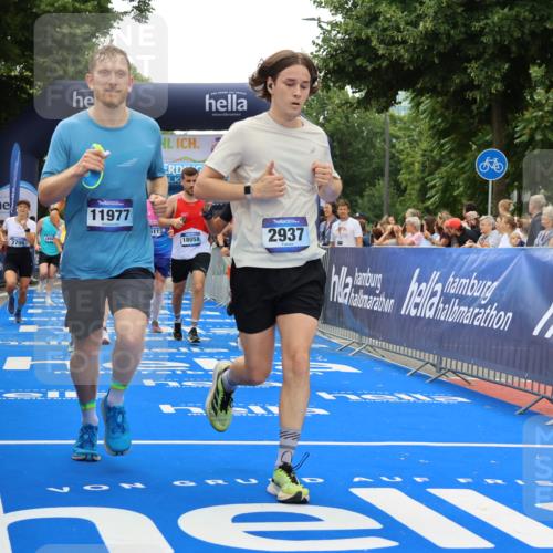 29.06.2025 - hella hamburg halbmarathon Strokosch-Dieckow http://msf.ph/oto/8441318 29.06.2025 10:49:37 Ziel 2504, 2516, 2592, 2596, 2706, 2889, 2937, 3060, 3543, 5705, 5894, 5978, 6115, 7332, 8689, 9038, 9463, 9551, 9619, 9649, 9723, 11340, 11679, 11977, 12094, 13159, 13233, 14562, 14794, 15392, 15857, 16114, 16592, 16738, 16843, 16877, 17001, 17282, 18058, 18451, 18926 meine-sportfotos.de