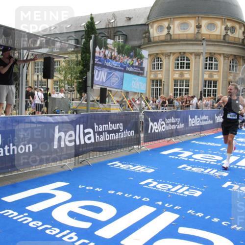 29.06.2025 - hella hamburg halbmarathon Michael Strokosch http://msf.ph/oto/8441328 29.06.2025 10:24:25 Ziel 18695 meine-sportfotos.de