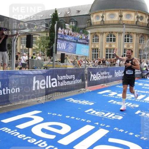 29.06.2025 - hella hamburg halbmarathon Michael Strokosch http://msf.ph/oto/8441341 29.06.2025 10:24:25 Ziel 18695 meine-sportfotos.de