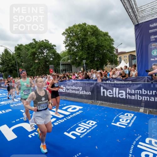 29.06.2025 - hella hamburg halbmarathon Zöllner http://msf.ph/oto/8441363 29.06.2025 10:56:14 Ziel 1193, 4594, 4813, 5465, 5492, 5570, 8330, 8639, 9907, 10789, 12545, 14363, 15484, 16113, 16634, 17468, 17640, 17642 meine-sportfotos.de