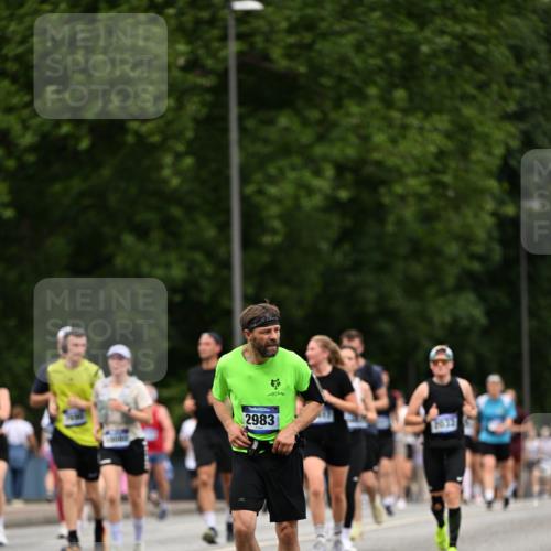 29.06.2025 - hella hamburg halbmarathon Dr. Thomas Lammeyer http://msf.ph/oto/8441397 29.06.2025 10:57:14 Kennedybrücke 2420, 2983, 2988, 3227, 3787, 4595, 6135, 6604, 7032, 7511, 7690, 7735, 7871, 9340, 10080, 10417, 10568, 10600, 10693, 10879, 10884, 10981 meine-sportfotos.de