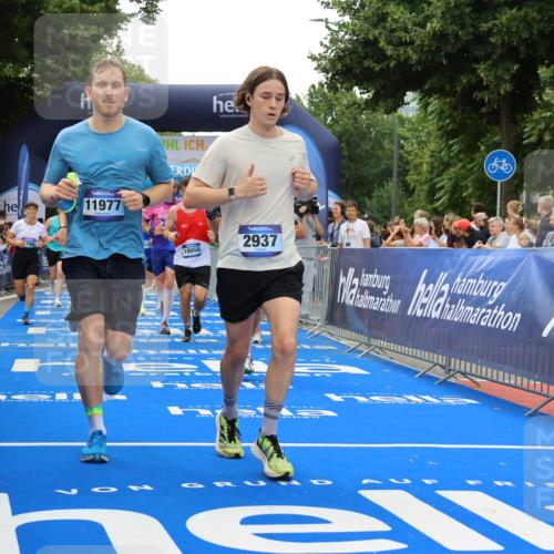 29.06.2025 - hella hamburg halbmarathon Strokosch-Dieckow http://msf.ph/oto/8441416 29.06.2025 10:49:37 Ziel 2504, 2516, 2592, 2596, 2706, 2889, 2937, 3060, 3543, 5705, 5894, 5978, 6115, 7332, 8689, 9038, 9463, 9551, 9619, 9649, 9723, 11340, 11679, 11977, 12094, 13159, 13233, 14562, 14794, 15392, 15857, 16114, 16592, 16738, 16843, 16877, 17001, 17282, 18058, 18451, 18926 meine-sportfotos.de
