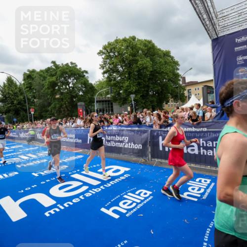 29.06.2025 - hella hamburg halbmarathon Zöllner http://msf.ph/oto/8441419 29.06.2025 10:56:15 Ziel 1193, 4594, 4813, 5465, 5492, 5570, 8330, 8639, 9903, 9907, 10789, 12348, 12545, 14363, 15484, 16113, 16634, 17468, 17642, 19152 meine-sportfotos.de