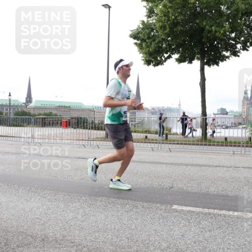 29.06.2025 - hella hamburg halbmarathon Lena Gebhardt http://msf.ph/oto/8441430 29.06.2025 10:29:26 Lombardsbrücke 1063, 1230, 1661, 2688, 3179, 3311, 3524, 4161, 4349, 4362, 4373, 4395, 4982, 5350, 6285, 6345, 6725, 7169, 7449, 7517, 7832, 8048, 8812, 9714, 9937, 10198, 10322, 10641, 10808, 10996, 11249, 11269, 11444, 11634, 11792, 11803, 11989, 12086, 12099, 12216, 12227, 12404, 12442, 12958, 13090, 13382, 14644, 15952, 15955, 16306, 16659, 16662, 16673, 16676, 17496, 17945, 18298, 18299, 18414 meine-sportfotos.de