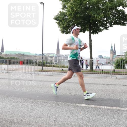 29.06.2025 - hella hamburg halbmarathon Lena Gebhardt http://msf.ph/oto/8441457 29.06.2025 10:29:26 Lombardsbrücke 1063, 1230, 1661, 2688, 3179, 3311, 3524, 4161, 4349, 4362, 4373, 4395, 4982, 5350, 6285, 6345, 6725, 7169, 7449, 7517, 7832, 8048, 8812, 9714, 9937, 10198, 10322, 10641, 10808, 10996, 11249, 11269, 11444, 11634, 11792, 11803, 11989, 12086, 12099, 12216, 12227, 12404, 12442, 12958, 13090, 13382, 14644, 15952, 15955, 16306, 16659, 16662, 16673, 16676, 17496, 17945, 18298, 18299, 18414 meine-sportfotos.de