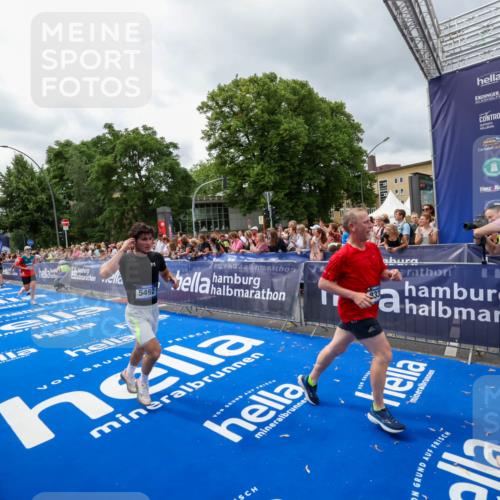 29.06.2025 - hella hamburg halbmarathon Zöllner http://msf.ph/oto/8441507 29.06.2025 10:56:16 Ziel 1193, 4594, 4813, 5465, 5492, 8330, 8639, 9903, 9907, 10789, 12348, 14363, 15484, 16113, 16634, 17468, 19152 meine-sportfotos.de