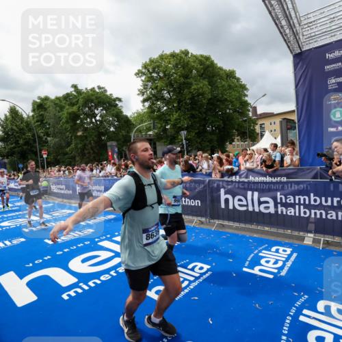 29.06.2025 - hella hamburg halbmarathon Zöllner http://msf.ph/oto/8441661 29.06.2025 10:56:18 Ziel 1193, 5465, 7547, 8639, 9903, 9907, 10789, 12348, 14363, 15484, 16113, 16634, 17468, 18741, 19152 meine-sportfotos.de