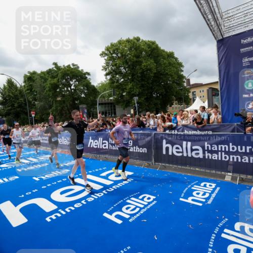29.06.2025 - hella hamburg halbmarathon Zöllner http://msf.ph/oto/8441714 29.06.2025 10:56:19 Ziel 1193, 5465, 7547, 8639, 9903, 9907, 10789, 12348, 14363, 15484, 16113, 16375, 16634, 17468, 18117, 18495, 18652, 18741, 19152 meine-sportfotos.de
