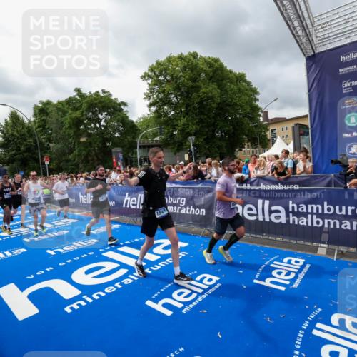 29.06.2025 - hella hamburg halbmarathon Zöllner http://msf.ph/oto/8441732 29.06.2025 10:56:20 Ziel 1193, 5465, 7547, 9903, 10789, 11309, 12348, 14363, 15300, 15484, 16113, 16375, 16634, 17468, 18117, 18495, 18652, 18741, 19152 meine-sportfotos.de