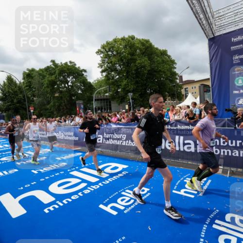 29.06.2025 - hella hamburg halbmarathon Zöllner http://msf.ph/oto/8441749 29.06.2025 10:56:20 Ziel 1193, 5465, 7547, 9903, 10789, 11309, 12348, 14363, 15300, 15484, 16113, 16375, 16634, 17468, 18117, 18495, 18652, 18741, 19152 meine-sportfotos.de