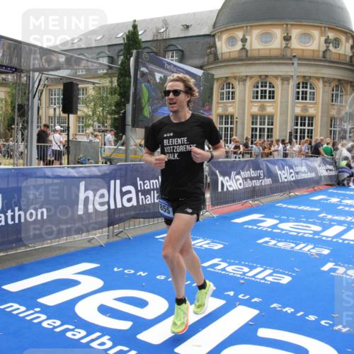 29.06.2025 - hella hamburg halbmarathon Michael Strokosch http://msf.ph/oto/8441764 29.06.2025 10:24:36 Ziel 7855, 14506 meine-sportfotos.de