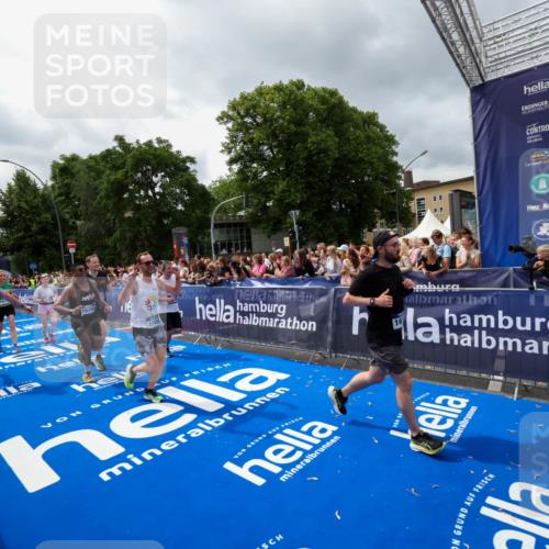 29.06.2025 - hella hamburg halbmarathon Zöllner http://msf.ph/oto/8441800 29.06.2025 10:56:21 Ziel 1193, 4029, 5465, 5672, 7547, 9903, 10789, 11231, 11309, 12348, 15300, 15484, 16113, 16375, 16634, 17468, 18117, 18495, 18652, 18741, 19152 meine-sportfotos.de