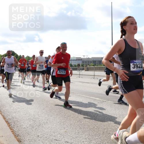 29.06.2025 - hella hamburg halbmarathon Lena Gebhardt http://msf.ph/oto/8441902 29.06.2025 09:53:01 Lombardsbrücke 1163, 9232, 11153, 3304, 8704, 1129, 2213, 3928, 0888, 1012, 1070, 1163, 1176, 1220, 1391, 1415, 1512, 1613, 1735, 1759, 1782, 2048, 2189, 2213, 2233, 2234, 2590, 2788, 2970, 3021, 3098, 3109, 3124, 3304, 3907, 3917, 3928, 4080, 4277, 4497, 4553, 4691, 4933, 4981, 4997, 5007, 5132, 5476, 5477, 5623, 5624, 5682, 6081, 6152, 6203, 6712, 6716, 7005, 7067, 7093, 7147, 7191, 7204, 7325, 7450, 7451, 7599, 7765, 7843, 7865, 7961, 8063, 8145, 8467, 8664, 10796 meine-sportfotos.de