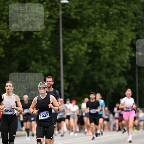 29.06.2025 - hella hamburg halbmarathon Dr. Thomas Lammeyer http://msf.ph/oto/8441945 29.06.2025 10:57:18 Kennedybrücke 2420, 2983, 2988, 3227, 3787, 4595, 6135, 6604, 7032, 7511, 7690, 7735, 7871, 9340, 9368, 10080, 10417, 10568, 10879, 10884, 10981 meine-sportfotos.de