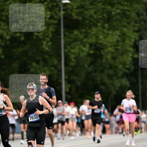 29.06.2025 - hella hamburg halbmarathon Dr. Thomas Lammeyer http://msf.ph/oto/8441986 29.06.2025 10:57:18 Kennedybrücke 2420, 2983, 2988, 3227, 3787, 4595, 6135, 6604, 7032, 7511, 7690, 7735, 7871, 9340, 9368, 10080, 10417, 10568, 10879, 10884, 10981 meine-sportfotos.de