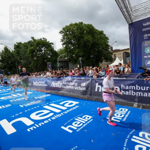 29.06.2025 - hella hamburg halbmarathon Zöllner http://msf.ph/oto/8441989 29.06.2025 10:56:24 Ziel 3048, 4029, 5672, 7547, 7742, 9622, 9903, 11231, 11309, 12348, 15300, 15818, 16375, 18117, 18495, 18652, 18741, 19152 meine-sportfotos.de