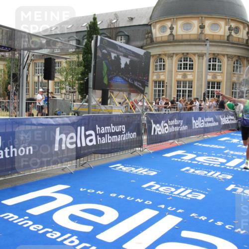 29.06.2025 - hella hamburg halbmarathon Michael Strokosch http://msf.ph/oto/8441990 29.06.2025 10:24:41 Ziel 2892, 14506 meine-sportfotos.de