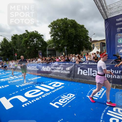 29.06.2025 - hella hamburg halbmarathon Zöllner http://msf.ph/oto/8441997 29.06.2025 10:56:24 Ziel 3048, 4029, 5672, 7547, 7742, 9622, 9903, 11231, 11309, 12348, 15300, 15818, 16375, 18117, 18495, 18652, 18741, 19152 meine-sportfotos.de