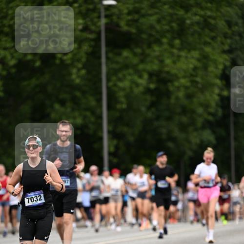 29.06.2025 - hella hamburg halbmarathon Dr. Thomas Lammeyer http://msf.ph/oto/8442037 29.06.2025 10:57:19 Kennedybrücke 2420, 2983, 2988, 3227, 3787, 4595, 6135, 6604, 7032, 7511, 7690, 7735, 7871, 9340, 9368, 10080, 10417, 10568, 10879, 10884, 10981 meine-sportfotos.de