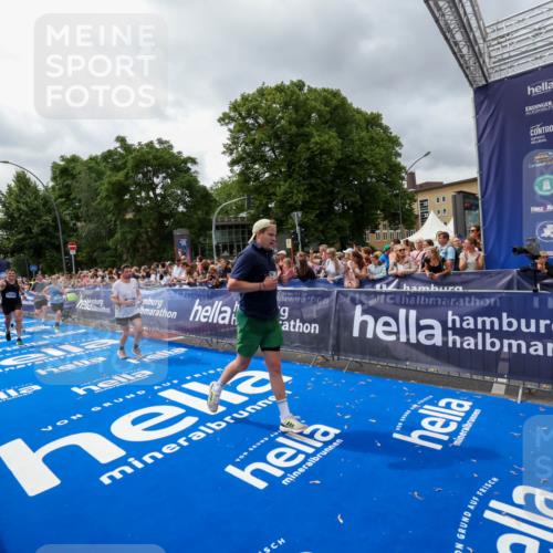 29.06.2025 - hella hamburg halbmarathon Zöllner http://msf.ph/oto/8442084 29.06.2025 10:56:25 Ziel 3048, 4029, 5672, 7547, 7742, 8863, 9622, 10665, 11231, 11309, 15300, 15818, 16375, 18117, 18495, 18652, 18741 meine-sportfotos.de