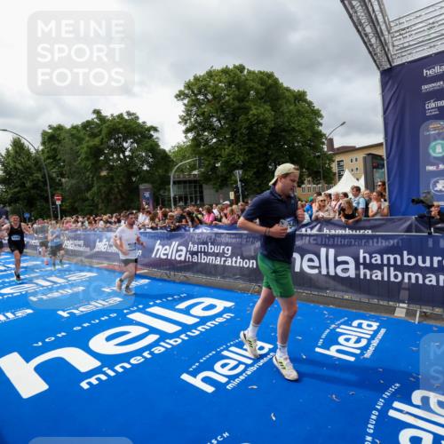 29.06.2025 - hella hamburg halbmarathon Zöllner http://msf.ph/oto/8442091 29.06.2025 10:56:25 Ziel 3048, 4029, 5672, 7547, 7742, 8863, 9622, 10665, 11231, 11309, 15300, 15818, 16375, 18117, 18495, 18652, 18741 meine-sportfotos.de