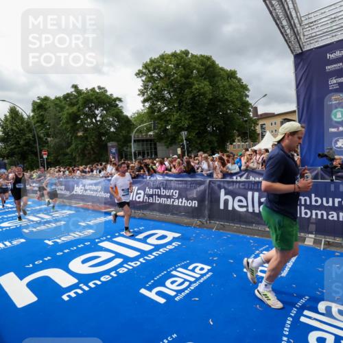 29.06.2025 - hella hamburg halbmarathon Zöllner http://msf.ph/oto/8442103 29.06.2025 10:56:25 Ziel 3048, 4029, 5672, 7547, 7742, 8863, 9622, 10665, 11231, 11309, 15300, 15818, 16375, 18117, 18495, 18652, 18741 meine-sportfotos.de
