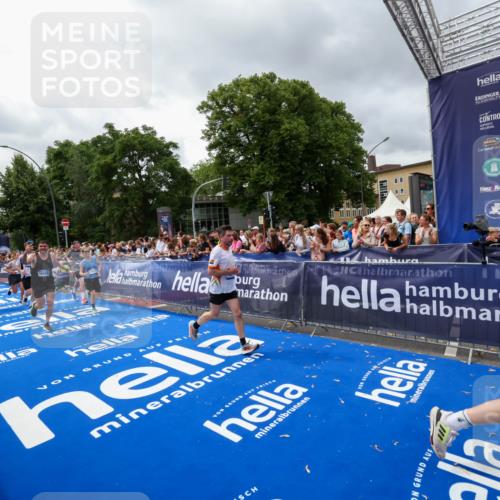 29.06.2025 - hella hamburg halbmarathon Zöllner http://msf.ph/oto/8442130 29.06.2025 10:56:26 Ziel 3048, 4029, 5672, 7547, 7742, 8863, 9622, 10665, 11231, 11309, 15300, 15818, 16375, 18117, 18495, 18652, 18741 meine-sportfotos.de