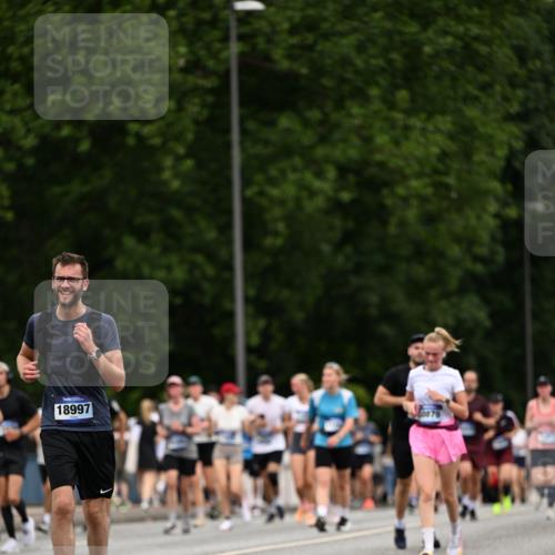 29.06.2025 - hella hamburg halbmarathon Dr. Thomas Lammeyer http://msf.ph/oto/8442150 29.06.2025 10:57:20 Kennedybrücke 2420, 2983, 2988, 3227, 3787, 4595, 6135, 6604, 7032, 7511, 7690, 7735, 7871, 9340, 9368, 10080, 10417, 10568, 10879, 10981 meine-sportfotos.de