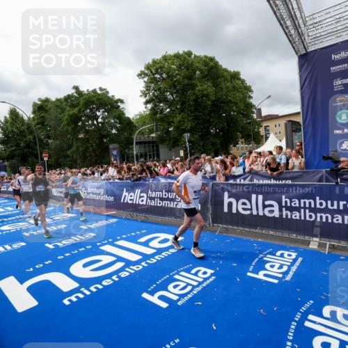 29.06.2025 - hella hamburg halbmarathon Zöllner http://msf.ph/oto/8442157 29.06.2025 10:56:26 Ziel 3048, 4029, 5672, 7547, 7742, 8863, 9622, 10665, 11231, 11309, 15300, 15818, 16375, 18117, 18495, 18652, 18741 meine-sportfotos.de