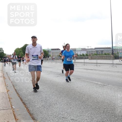 29.06.2025 - hella hamburg halbmarathon Lena Gebhardt http://msf.ph/oto/8442161 29.06.2025 10:29:33 Lombardsbrücke 18414, 1230, 1063, 1230, 1661, 2688, 2699, 3179, 3311, 3524, 4349, 4373, 4395, 5350, 6285, 6345, 6725, 7449, 7517, 7832, 8048, 8388, 8812, 9095, 9714, 9937, 10198, 10322, 10641, 10808, 10996, 11249, 11269, 11376, 11444, 11634, 11792, 11803, 11989, 12086, 12216, 12227, 12404, 12958, 13090, 13382, 13810, 14644, 15266, 15952, 15955, 16306, 16659, 16662, 16673, 16676, 17496, 17945, 18298, 18299, 18385, 18414 meine-sportfotos.de