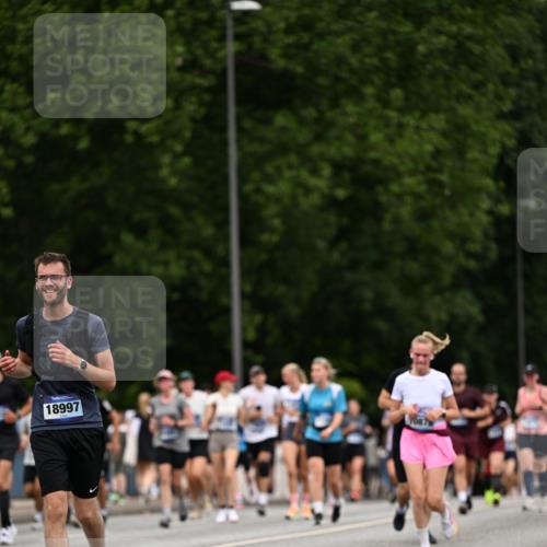 29.06.2025 - hella hamburg halbmarathon Dr. Thomas Lammeyer http://msf.ph/oto/8442169 29.06.2025 10:57:20 Kennedybrücke 2420, 2983, 2988, 3227, 3787, 4595, 6135, 6604, 7032, 7511, 7690, 7735, 7871, 9340, 9368, 10080, 10417, 10568, 10879, 10981 meine-sportfotos.de