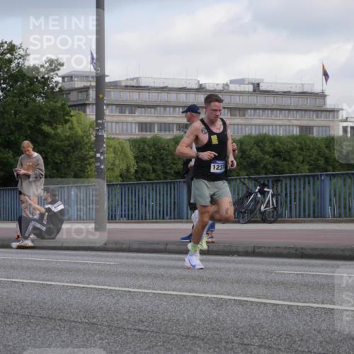 29.06.2025 - hella hamburg halbmarathon Luisa Fischer http://msf.ph/oto/8442186 29.06.2025 09:42:30 Kennedybrücke 1237, 5253, 6816, 9151, 9447, 9475 meine-sportfotos.de