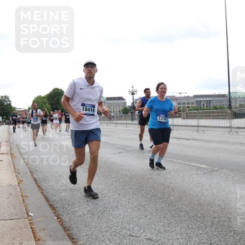 29.06.2025 - hella hamburg halbmarathon Lena Gebhardt http://msf.ph/oto/8442190 29.06.2025 10:29:33 Lombardsbrücke 18414, 1230, 1063, 1230, 1661, 2688, 2699, 3179, 3311, 3524, 4349, 4373, 4395, 5350, 6285, 6345, 6725, 7449, 7517, 7832, 8048, 8388, 8812, 9095, 9714, 9937, 10198, 10322, 10641, 10808, 10996, 11249, 11269, 11376, 11444, 11634, 11792, 11803, 11989, 12086, 12216, 12227, 12404, 12958, 13090, 13382, 13810, 14644, 15266, 15952, 15955, 16306, 16659, 16662, 16673, 16676, 17496, 17945, 18298, 18299, 18385, 18414 meine-sportfotos.de